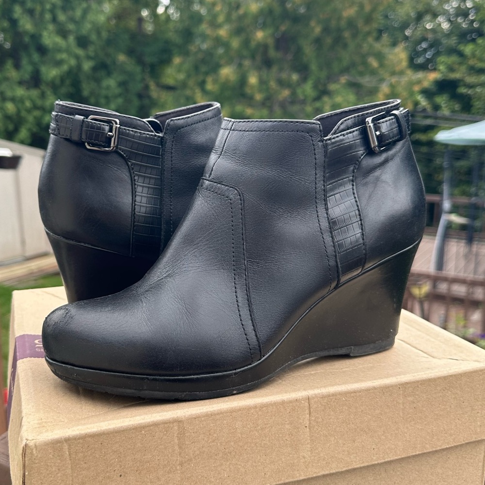 ✨HOST PICK✨ CLARKS ANKLE WEDGE BOOTS (US 9)